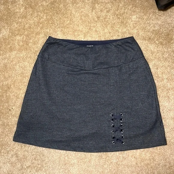 Adorable stretch denim skort with faux laces, size small, New without tags - Picture 1 of 7